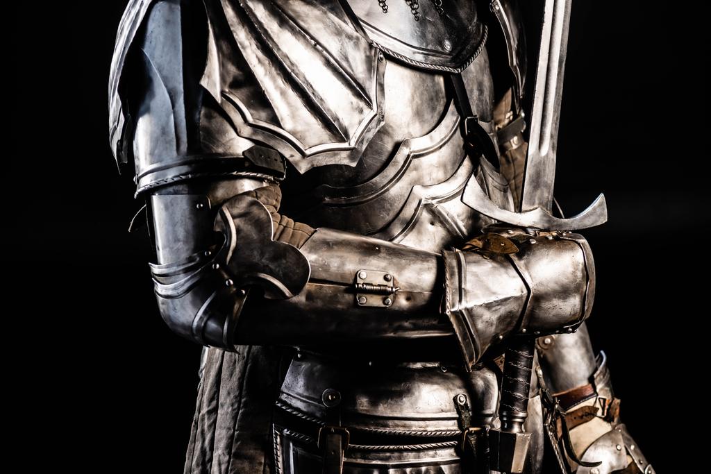vista ritagliata del cavaliere in armatura con spada isolata sul nero
  - Foto, immagini