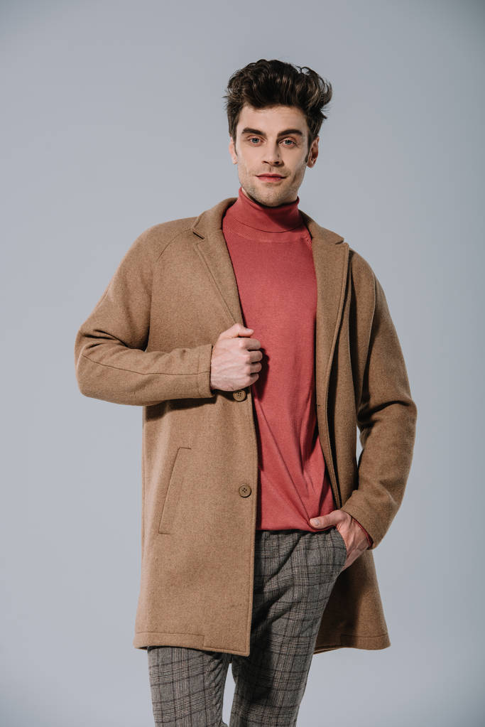 bel homme à la mode posant en manteau beige, isolé sur gris
 - Photo, image
