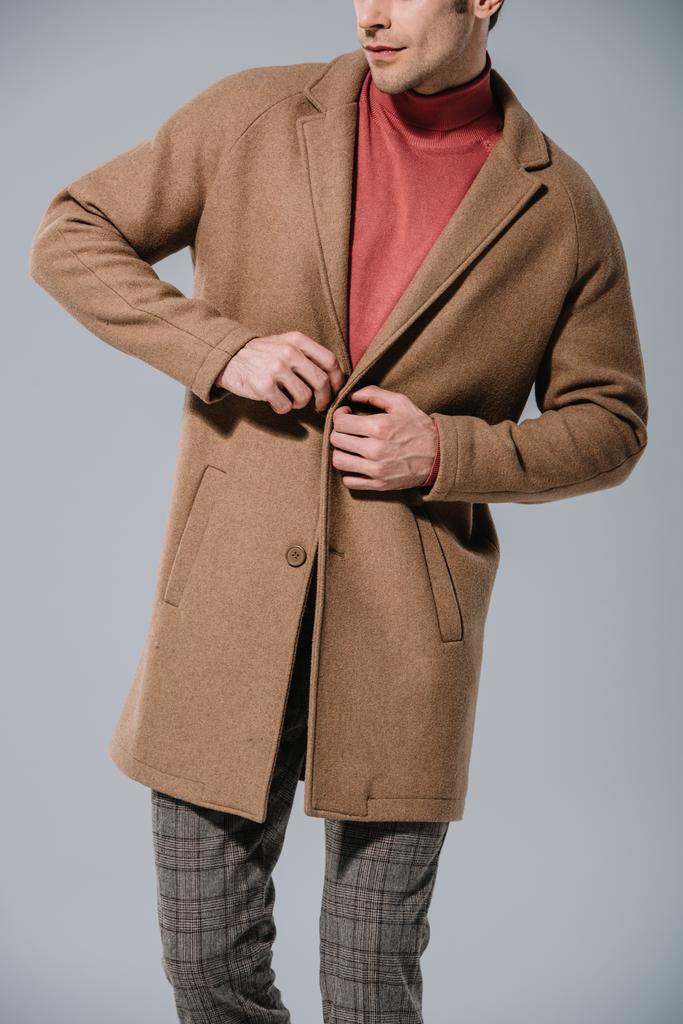 обрезанный вид человека, позирующего в бежевом осеннем пальто, изолированного на сером
 - Фото, изображение