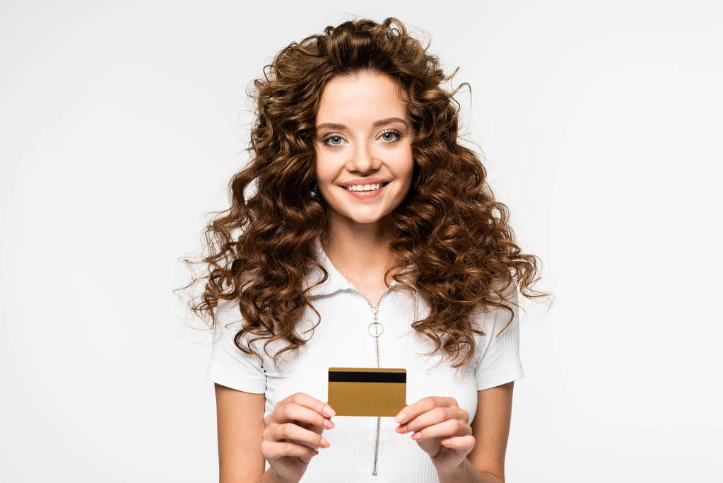 bela encaracolado jovem segurando cartão de crédito, isolado em branco
 - Foto, Imagem