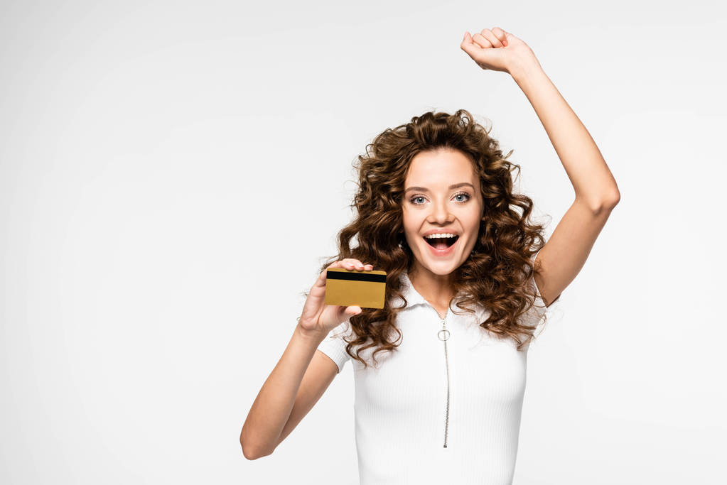 piękna podekscytowana dziewczyna trzyma kartę kredytową, izolowane na białym - Zdjęcie, obraz