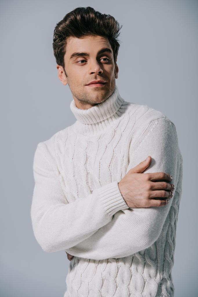 Красивый мужчина, позирующий в вязаном свитере, изолированный на сером
 - Фото, изображение
