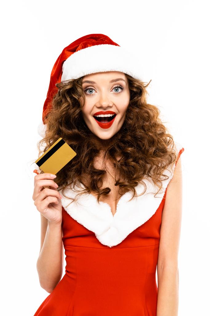schöne aufgeregte Frau im Weihnachtsmannkostüm mit Kreditkarte, isoliert auf weiß - Foto, Bild