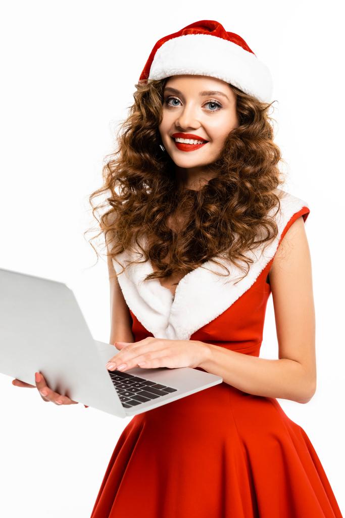 サンタの衣装に身を包んだ幸せな女性はノートパソコンで白い服を着て - 写真・画像