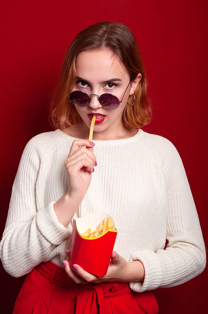 красивая девушка с картошкой фри и напитками
 - Фото, изображение