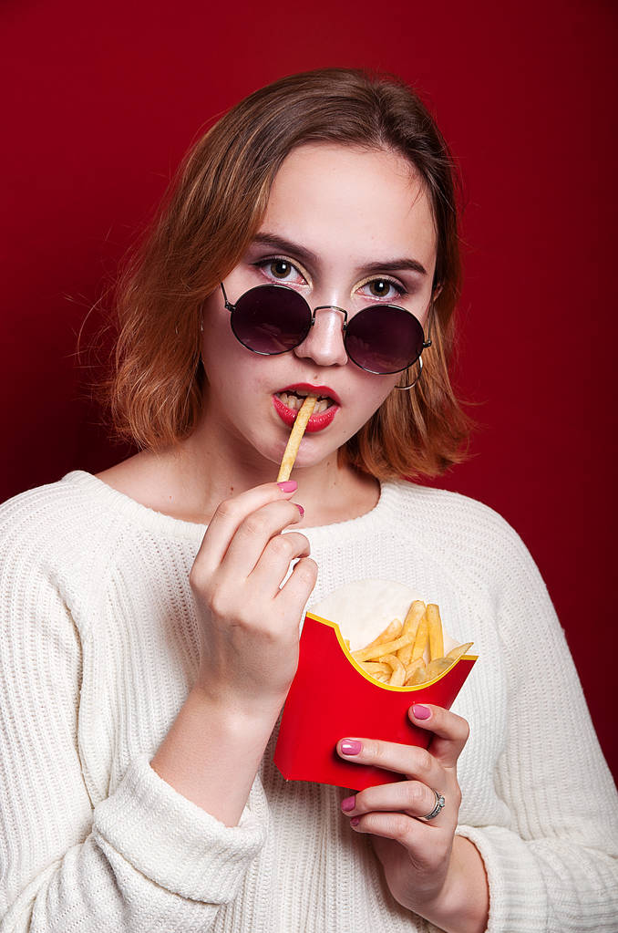 красивая девушка с картошкой фри и напитками
 - Фото, изображение