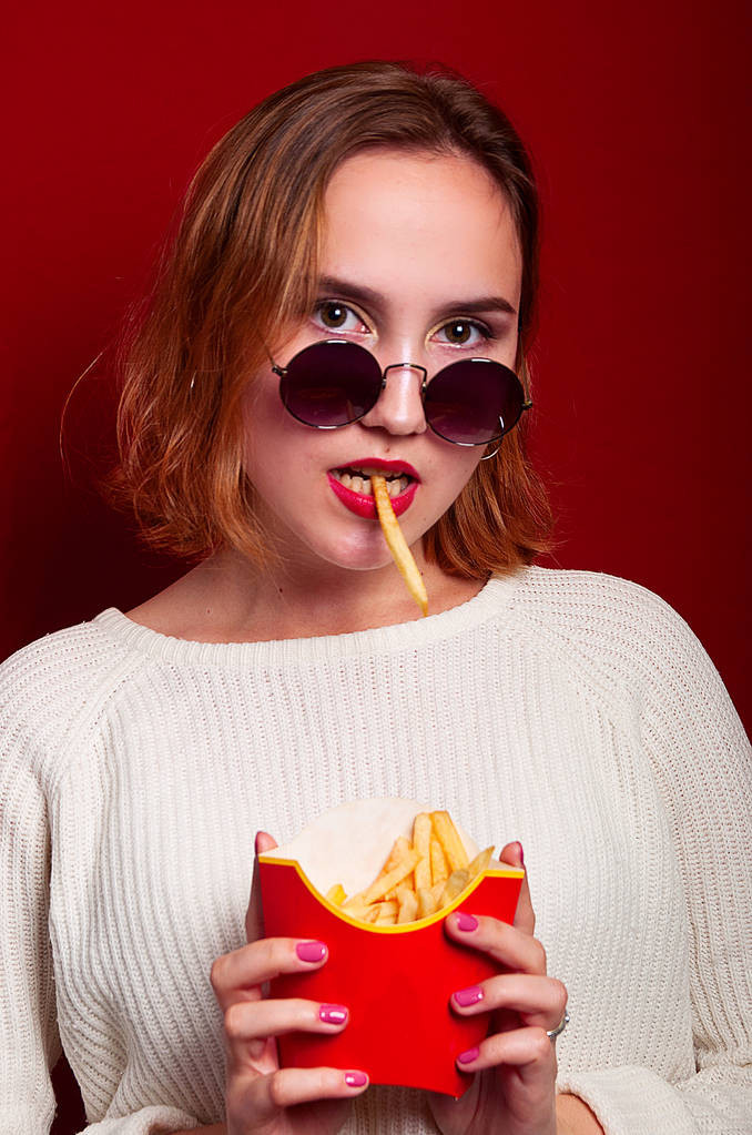 gyönyörű lány sült krumplival és itallal - Fotó, kép