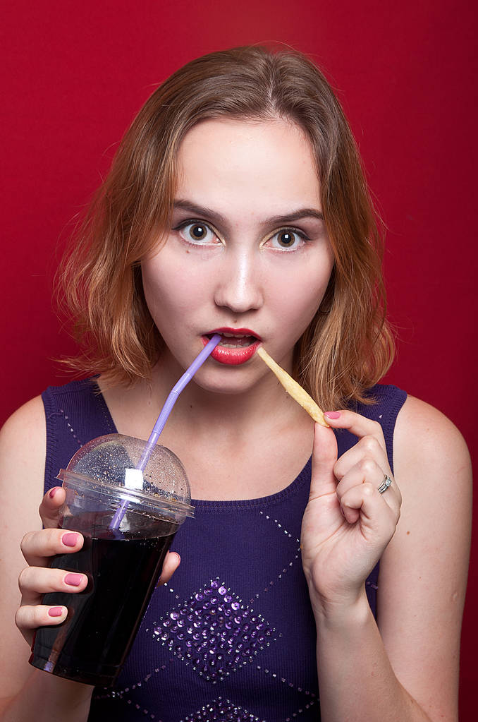krásná dívka s hranolky a pitím - Fotografie, Obrázek
