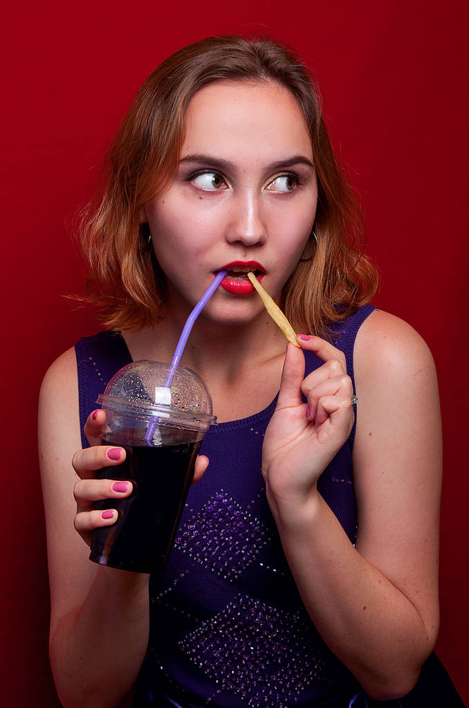 krásná dívka s hranolky a pitím - Fotografie, Obrázek