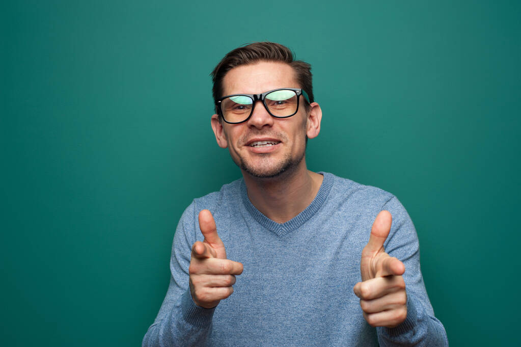 Retrato de un joven positivo en gafas
 - Foto, imagen