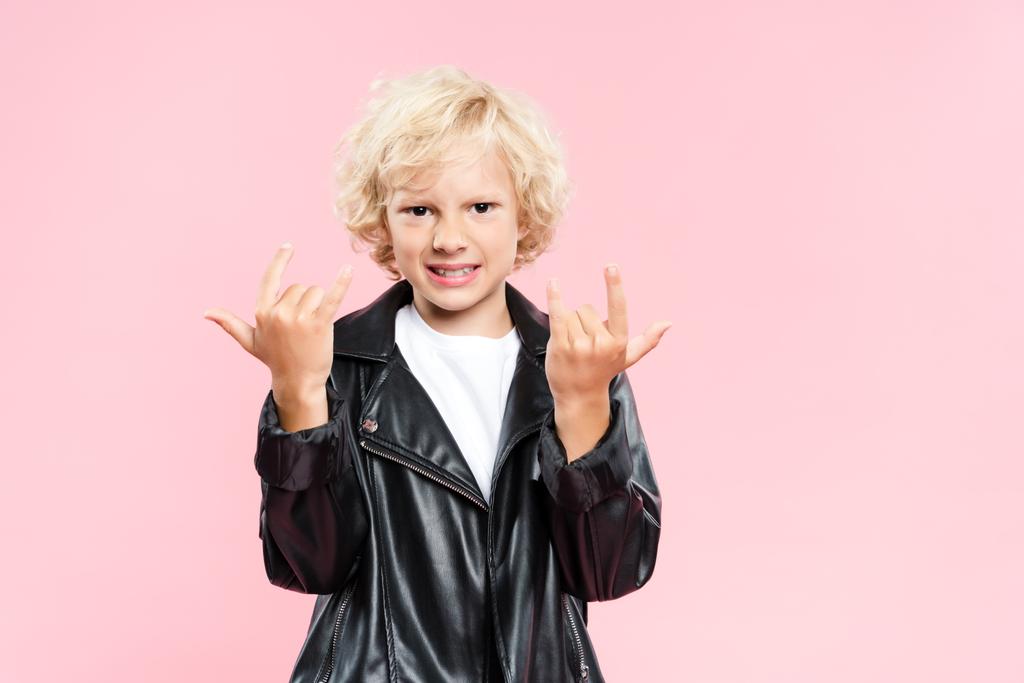 bambino sorridente in giacca di pelle che mostra segno rock isolato su rosa
 - Foto, immagini