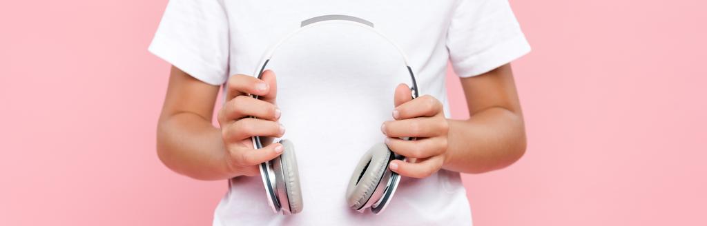 panoraama laukaus lapsi t-paita tilalla kuulokkeet eristetty vaaleanpunainen
 - Valokuva, kuva