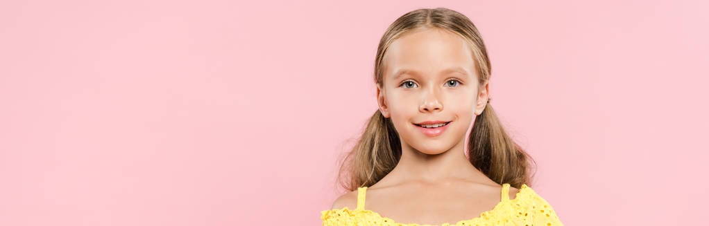 panoramatický záběr usměvavé dítě při pohledu na kameru izolované na růžové - Fotografie, Obrázek