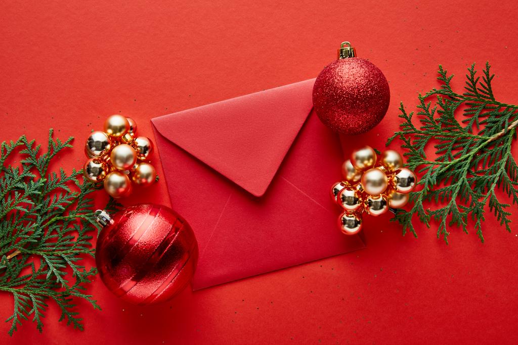 vrchní pohled na lesklé vánoční dekorace, obálky a thuja - Fotografie, Obrázek
