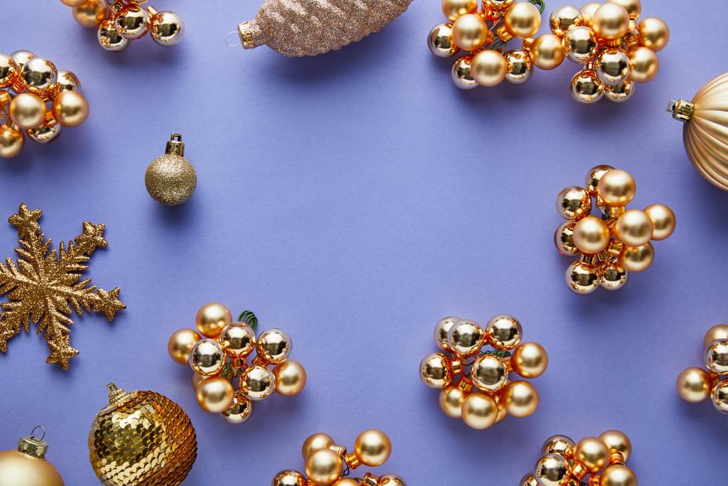 κορυφή άποψη του λαμπερό χρυσό διακόσμηση Χριστούγεννα σε μπλε φόντο με αντίγραφο χώρου - Φωτογραφία, εικόνα