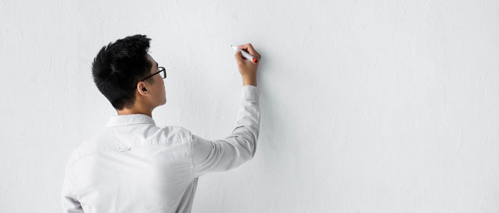 панорамный снимок менеджера, пишущего на белой стене
  - Фото, изображение