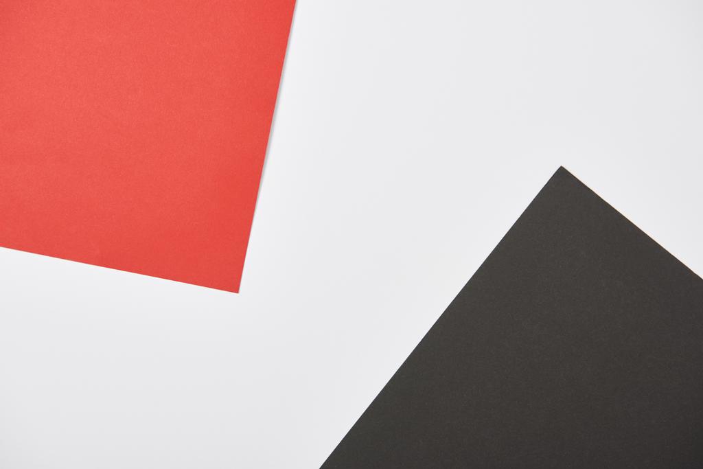 Draufsicht auf rotem, weißem und schwarzem Hintergrund mit Kopierraum - Foto, Bild