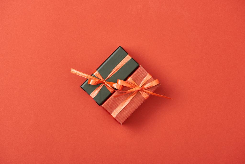 plano con cajas de regalo y bolsas de compras sobre fondo rojo
 - Foto, Imagen