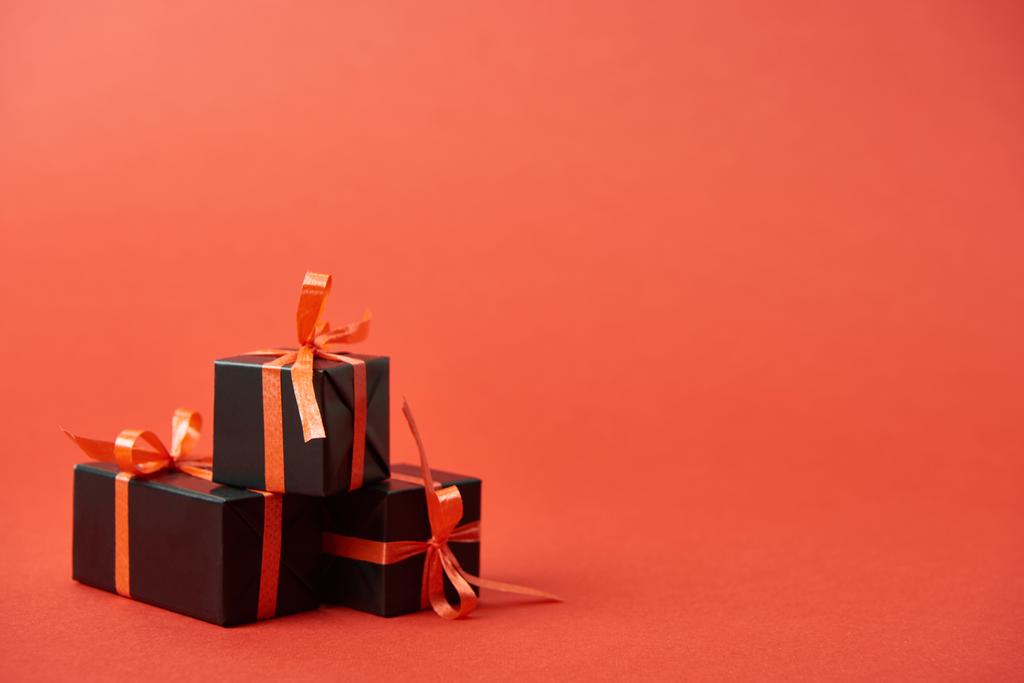 fekete péntek ajándékok piros háttér másolási hely - Fotó, kép