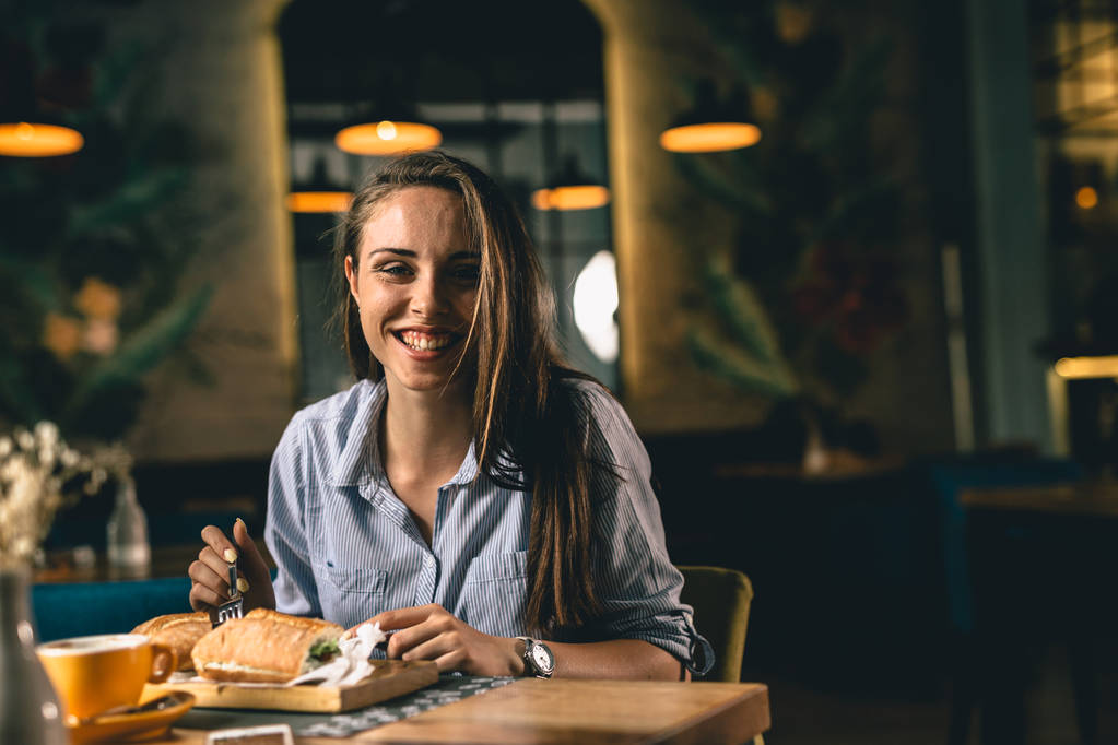 mujer comiendo en restaurante de lujo
 - Foto, imagen