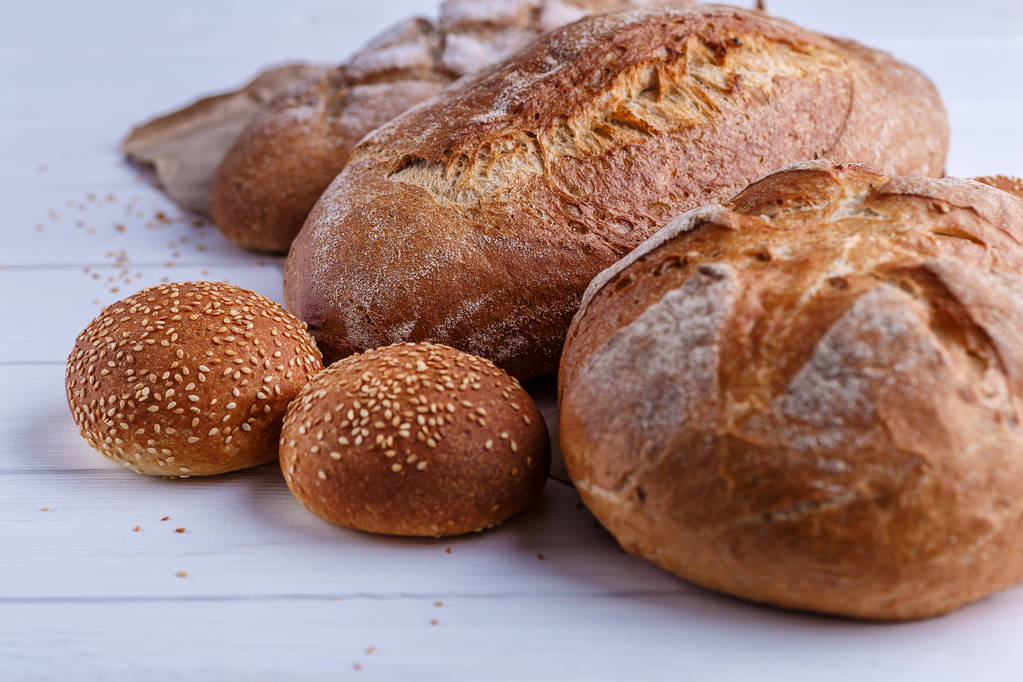 frisch gebackenes hausgemachtes Brot, aus nächster Nähe, isoliert auf weißem Rücken - Foto, Bild