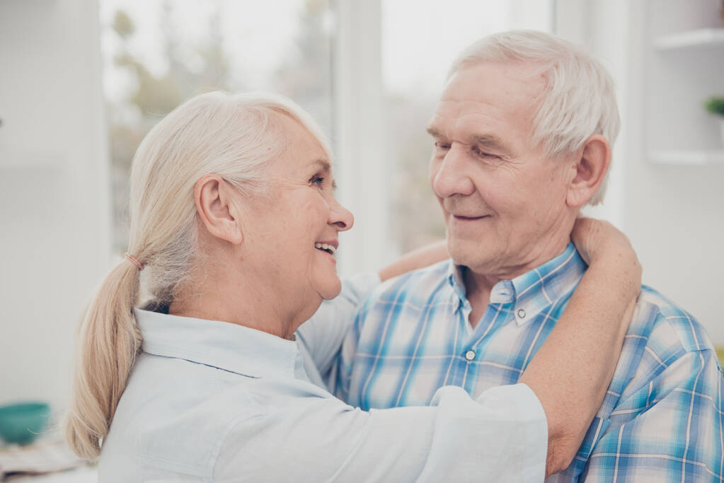 Φωτογραφία από δύο όμορφους ηλικιωμένους ανθρώπους ζευγάρι συναισθήματα αργός χορός επετειακή γιορτή διακοπές άνετο διαμέρισμα σε εσωτερικούς χώρους - Φωτογραφία, εικόνα