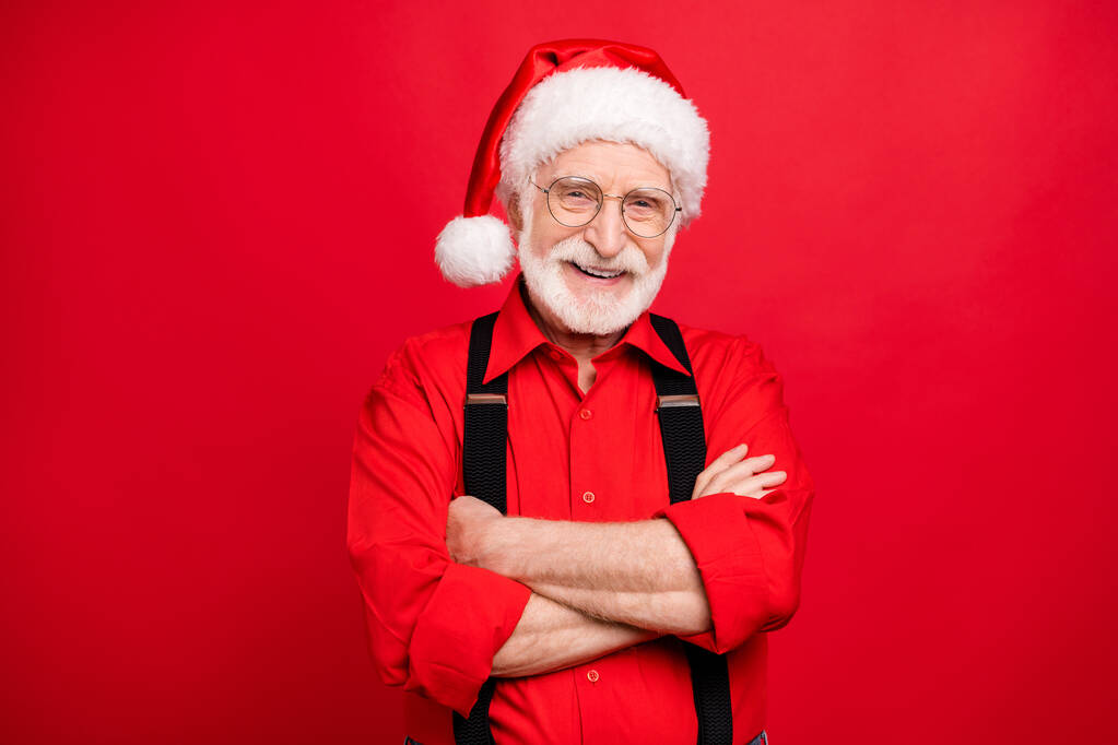 Güzel, neşeli, mutlu, mutlu, sakallı Noel Baba 'nın yakın plan portresi. Kış kollarını katlamış. Aziz Nicholas parlak, parlak, kırmızı arka planda izole edilmiş. - Fotoğraf, Görsel