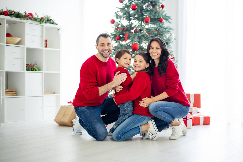 Foto de larga duración de la gran familia encantadora llena de papá mamá abrazo a sus hijos disfrutan de la Navidad tiempo x-mas reunión de vacaciones en la casa llena de regalos en el interior
 - Foto, Imagen