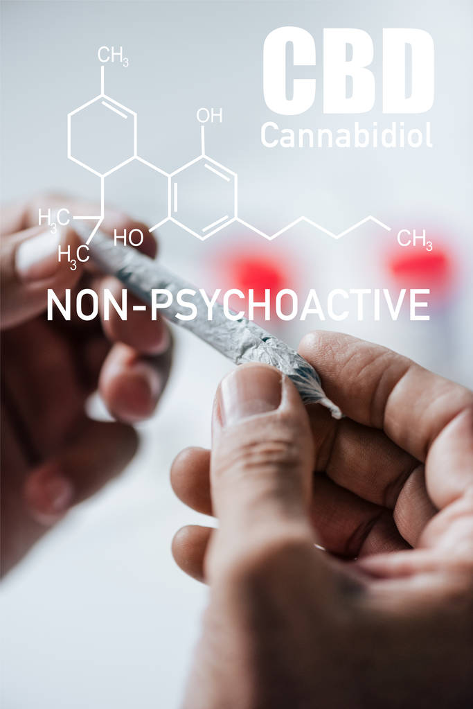 visão cortada do homem segurando contundente de cannabis medicinal com ilustração cbd não psicoativa
 - Foto, Imagem