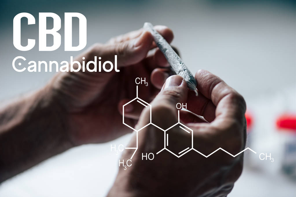 vista recortada del hombre sosteniendo romo de cannabis medicinal con ilustración de molécula de cbd
 - Foto, imagen