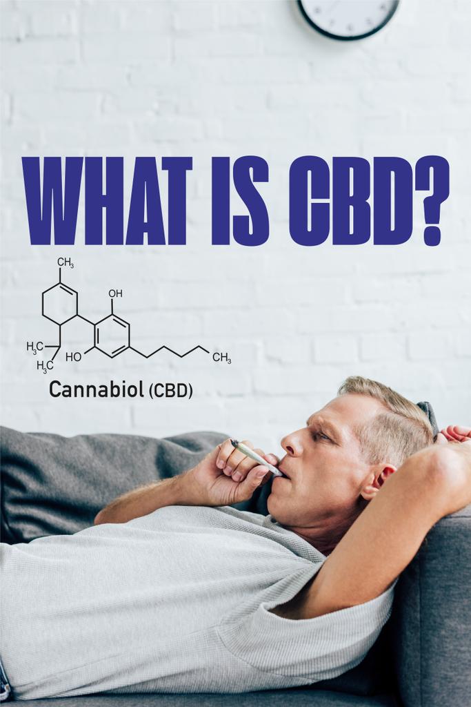 visão lateral do homem maduro fumando contundente com cannabis medicinal no sofá com o que é questão CBD
 - Foto, Imagem
