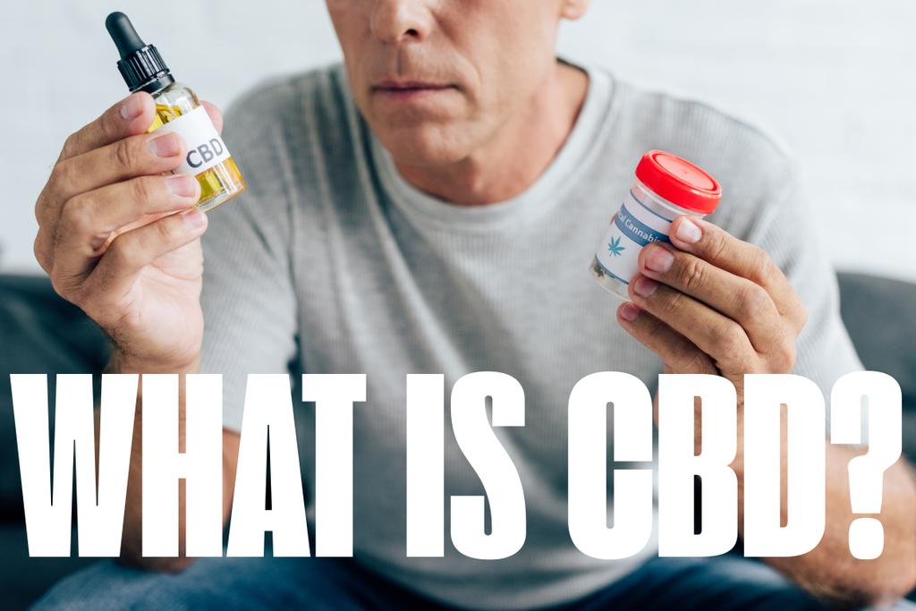 bijgesneden beeld van de mens in t-shirt met medicinale cannabis en cbd olie in fles met wat is Cbd vraag - Foto, afbeelding