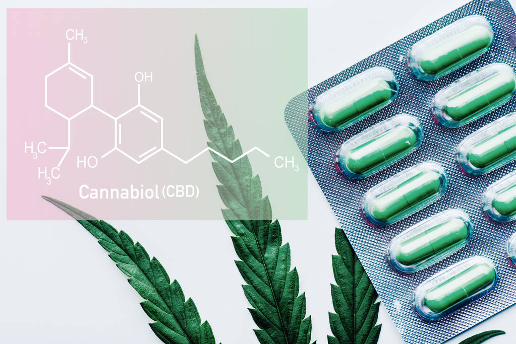 Ansicht von grünen Pillen im Blister und Marihuana-Blatt auf weißem Hintergrund mit cbd-Molekül-Illustration - Foto, Bild