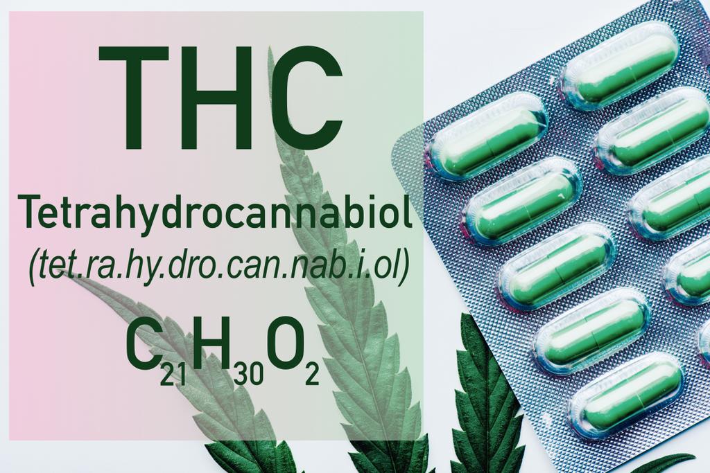 vista dall'alto di pillole verdi in blister e foglia di marijuana su sfondo bianco con l'illustrazione della formula THC
 - Foto, immagini