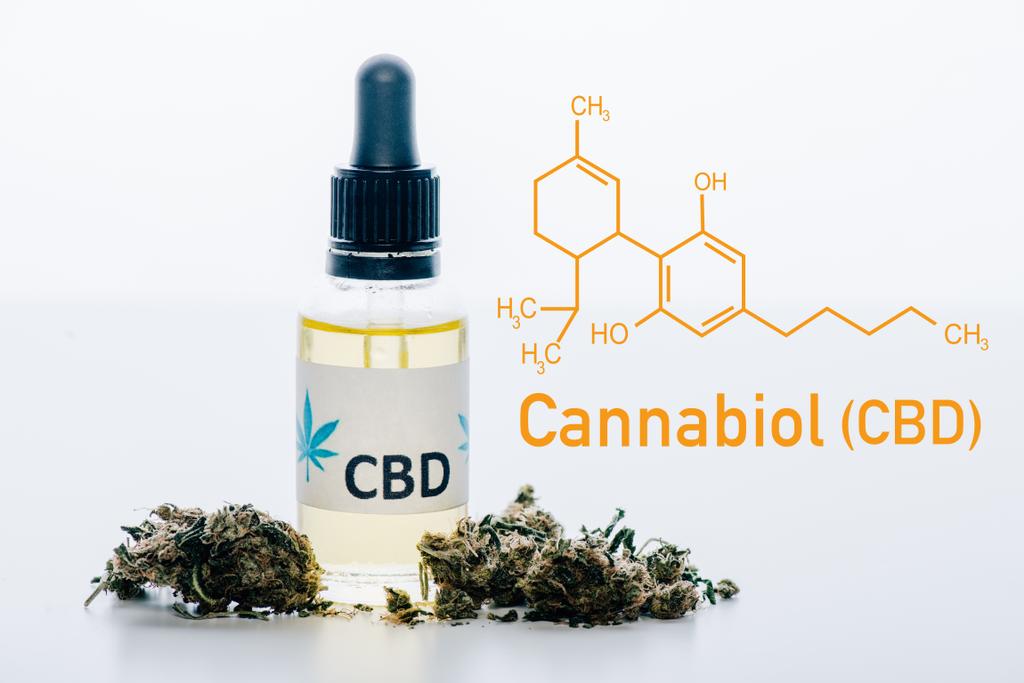 aceite de cbd en botella cerca de cogollos de marihuana medicinal aislados en blanco con ilustración de molécula de cbd
 - Foto, Imagen