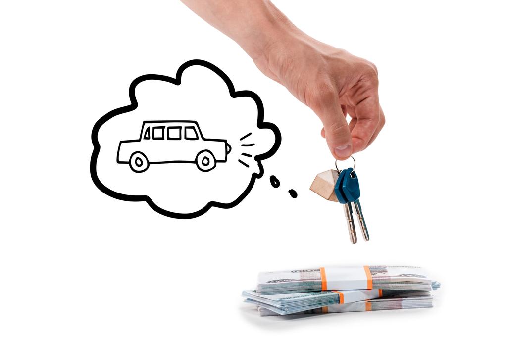 vista ritagliata di uomo in possesso di chiavi vicino soldi russi isolato su bianco con auto in disegno bolla di pensiero
  - Foto, immagini