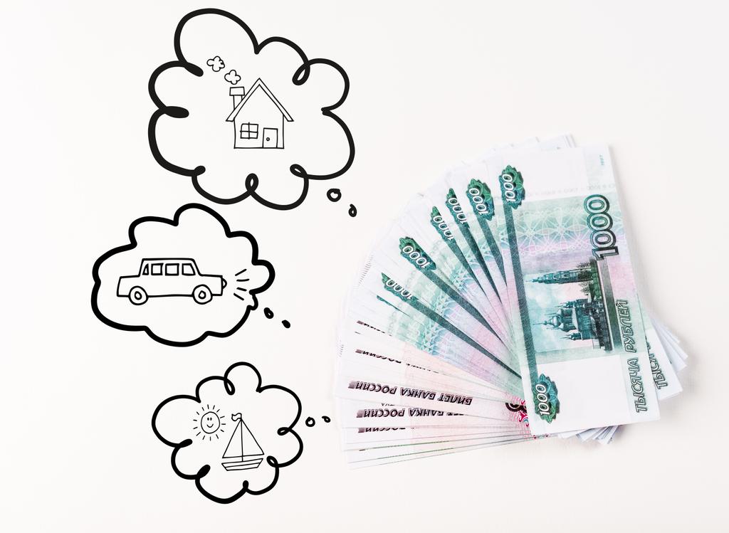 На верхньому плані російські гроші на білому тлі біля уявних бульбашок з автомобілем, човном і ілюстрацією будинку. - Фото, зображення