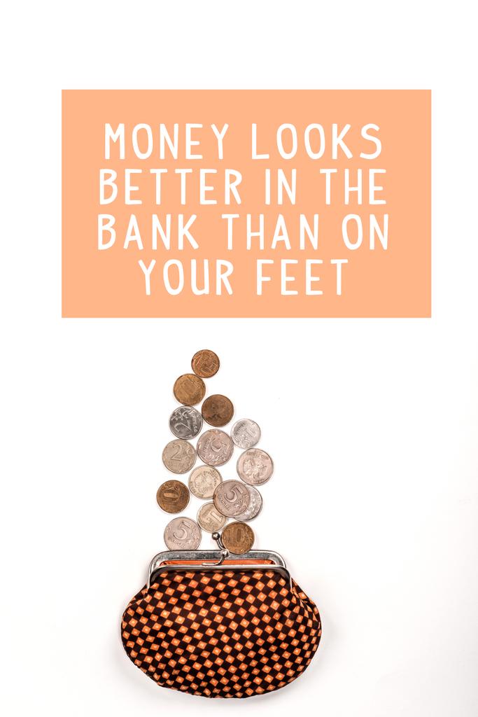 górny widok torebki w kratę w pobliżu rozrzuconych monet na białym tle z pieniędzy wygląda lepiej w banku niż na nogi ilustracji - Zdjęcie, obraz