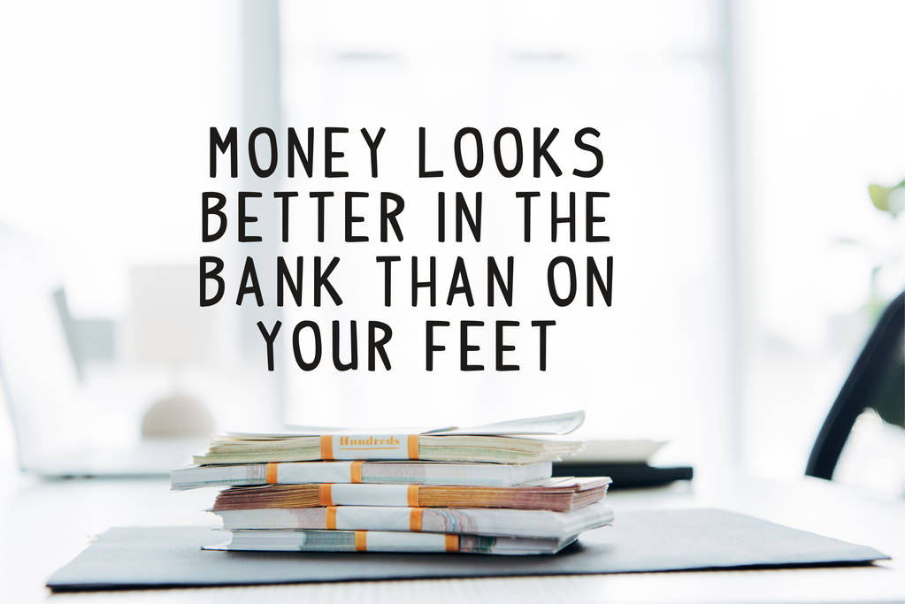 banknoty dolarowe na stole w biurze z pieniędzmi wyglądają lepiej w banku niż na nogach ilustracja - Zdjęcie, obraz