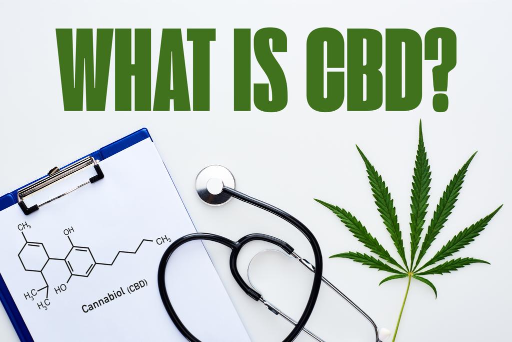 vista superior da folha medicinal da cannabis, prancheta com ilustração da molécula do cbd perto do estetoscópio no fundo branco com o que é a pergunta do cbd
 - Foto, Imagem