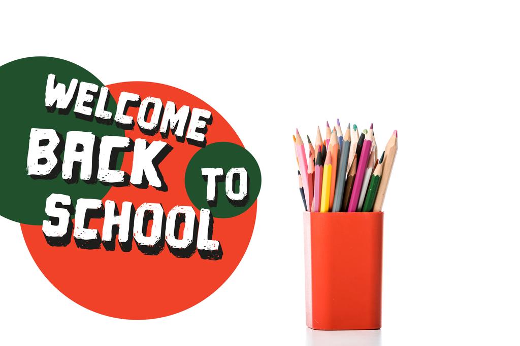 держатель ручки с разноцветными карандашами рядом Добро пожаловать обратно в школу письма на белом
  - Фото, изображение