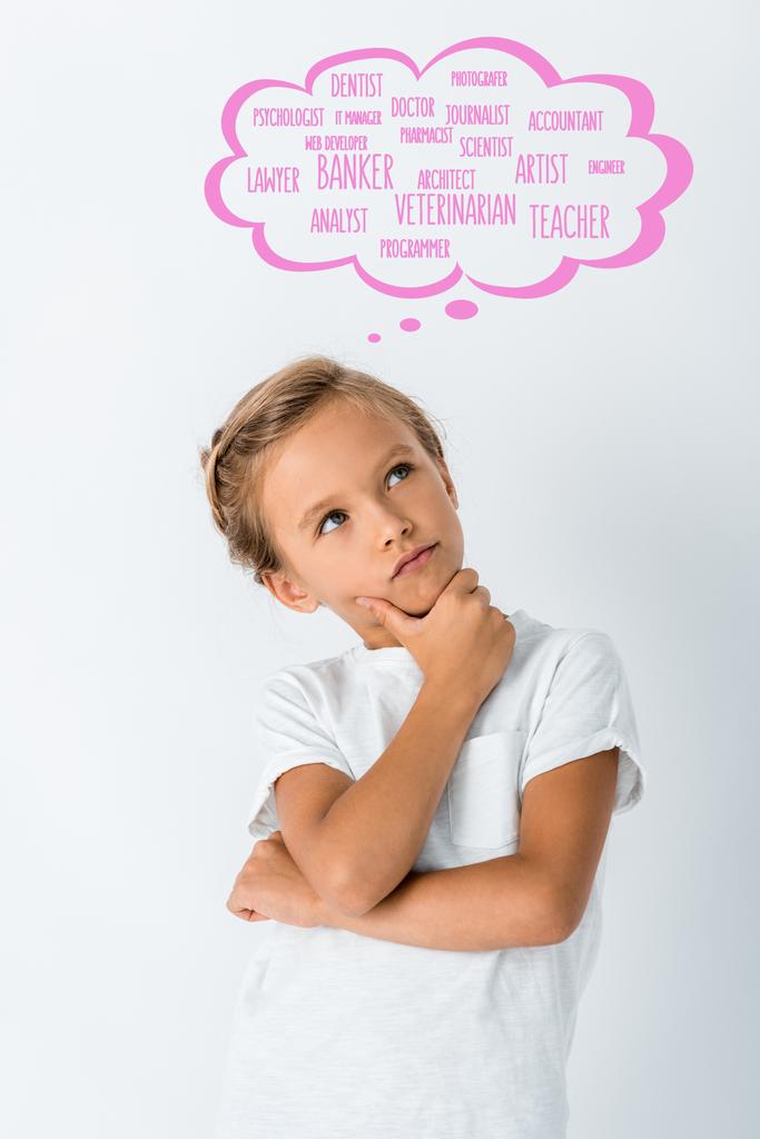 nachdenkliches Kind berührt Gesicht nahe Gedankenblase mit Grußbuchstaben auf Weiß  - Foto, Bild