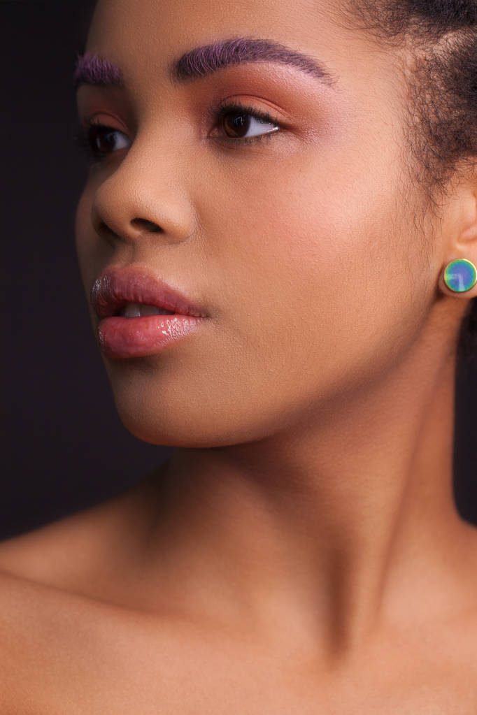 Renkli örgü saçlı, renkli makyajlı güzel bir Afrikalı kadın. - Fotoğraf, Görsel