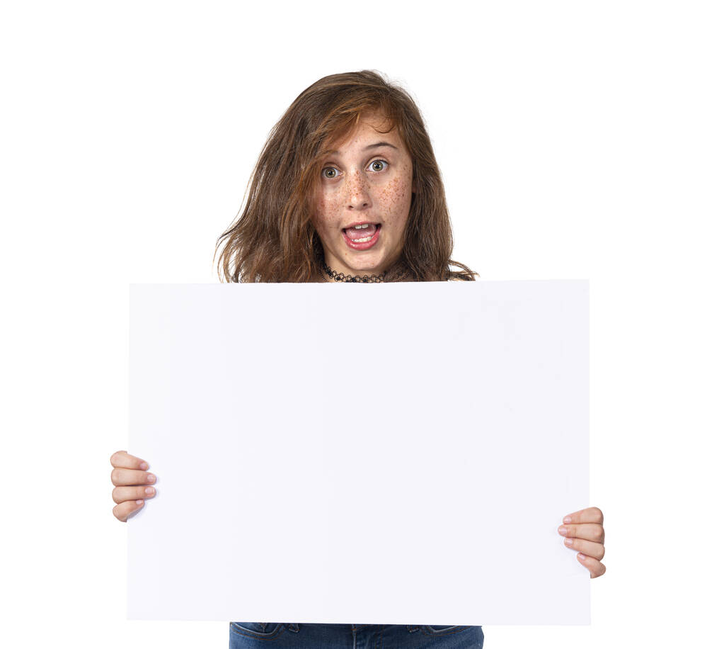 Говорящая девочка-подросток держит белый знак, изолированный на белом
 - Фото, изображение