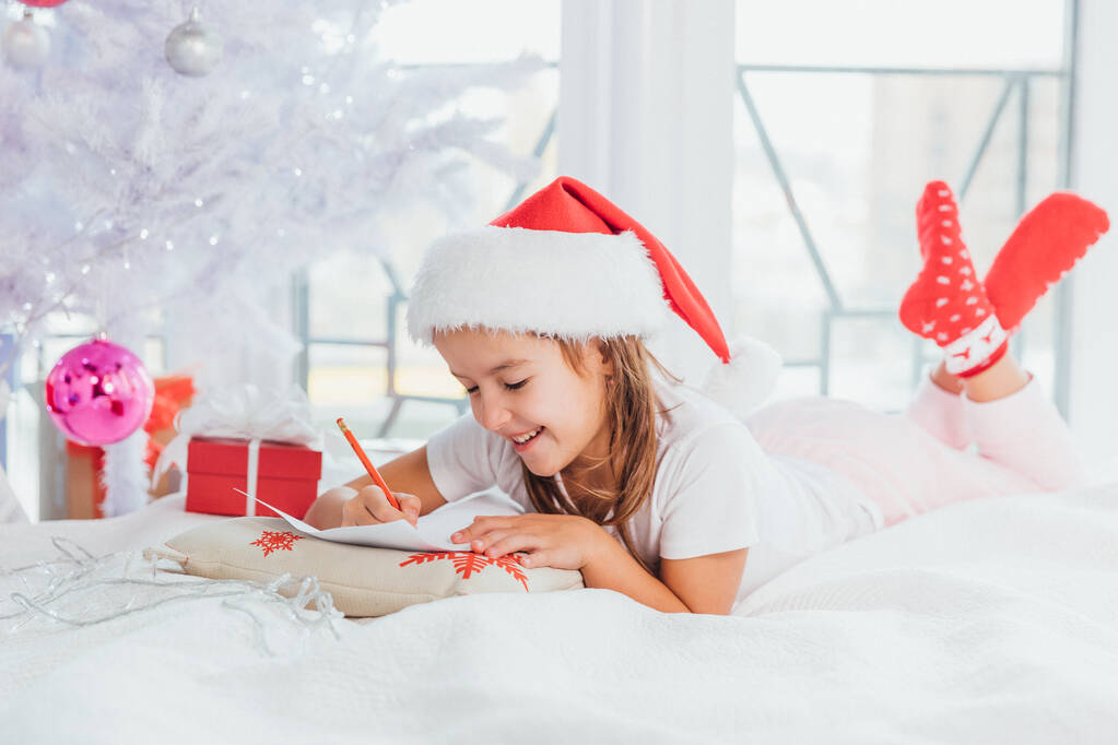 Etkileyici küçük kızlar jestler ve yüz ifadesiyle Noel Baba 'yla posta göndermenin gerçekten ilginç bir deneyim olduğunu gösteriyor.. - Fotoğraf, Görsel