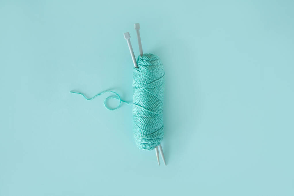 vue de dessus des boules de fil colorées et des aiguilles à tricoter. Aquamarine
  - Photo, image