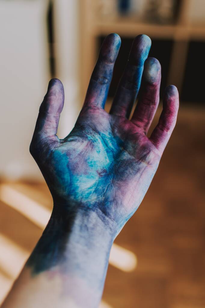 Κάθετη επιλεκτική κοντινή φωτογραφία από μπλε και ροζ ζωγραφισμένο χέρι με ανοιχτή παλάμη - Φωτογραφία, εικόνα