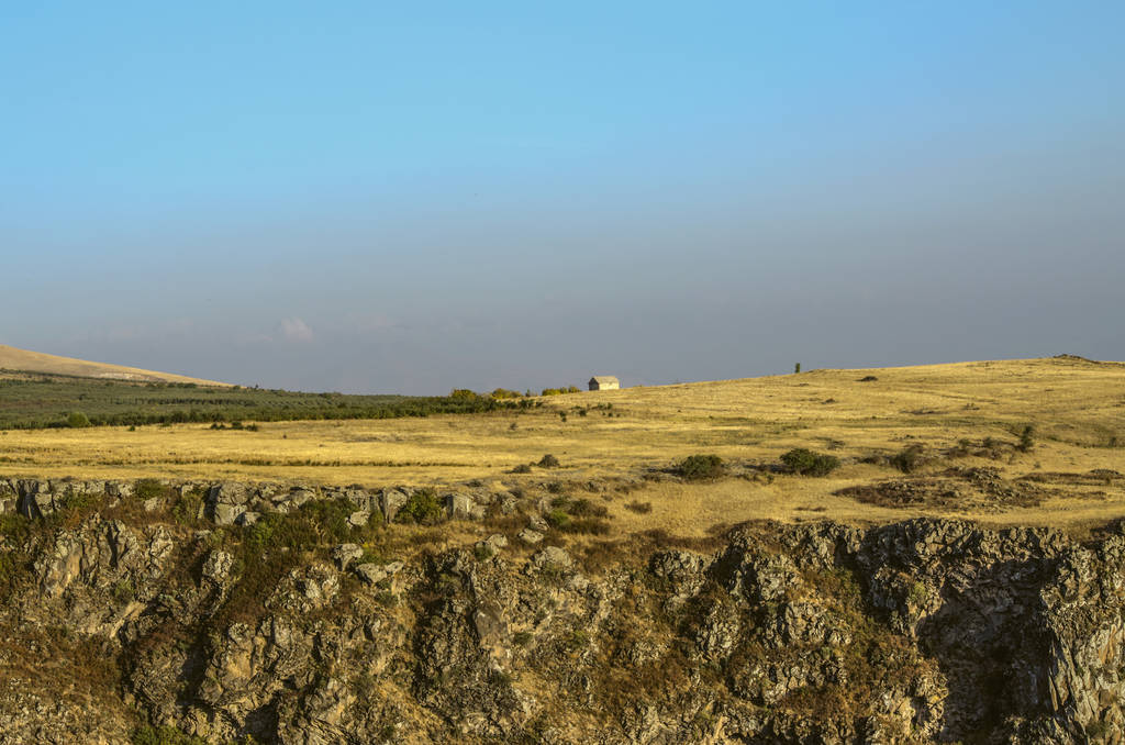 Žlutá pole se sadem nad kaňonem řeky Kašakh u města Aštarak - Fotografie, Obrázek