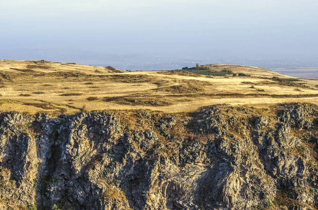 Folyó kanyon és fennsík borított sárgás száraz fű közelében Ashtarak város - Fotó, kép