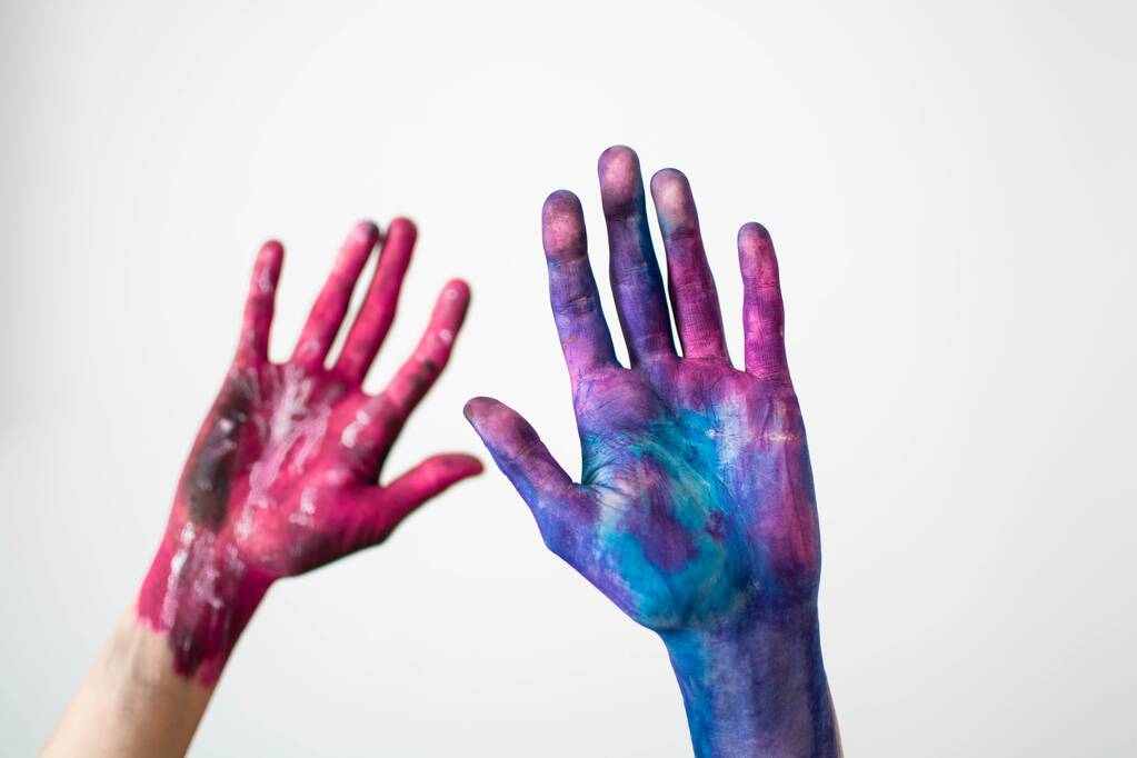 Modré a růžové malované ruce s otevřenými dlaněmi na šedém pozadí - Fotografie, Obrázek